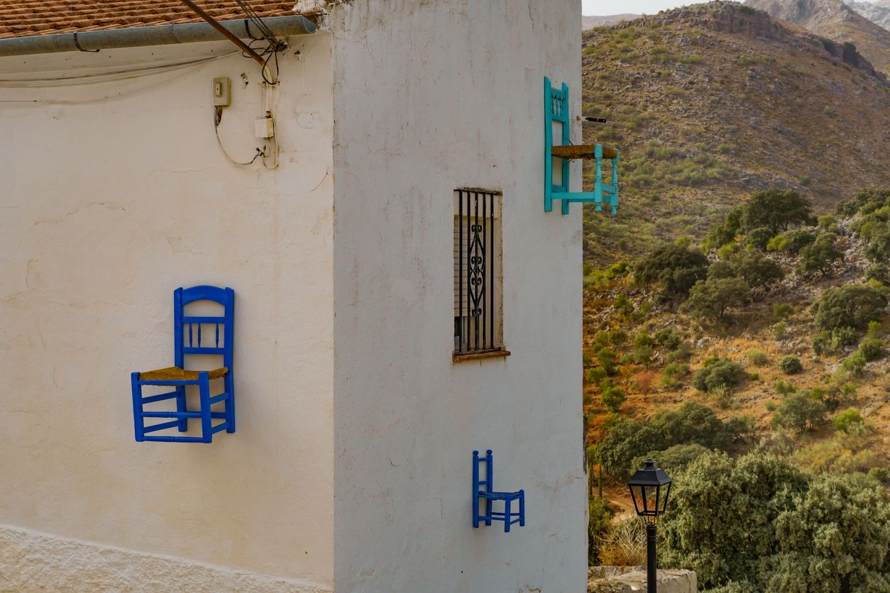 El pueblo de Parauta con sillas multicolores para las criaturas mágicas