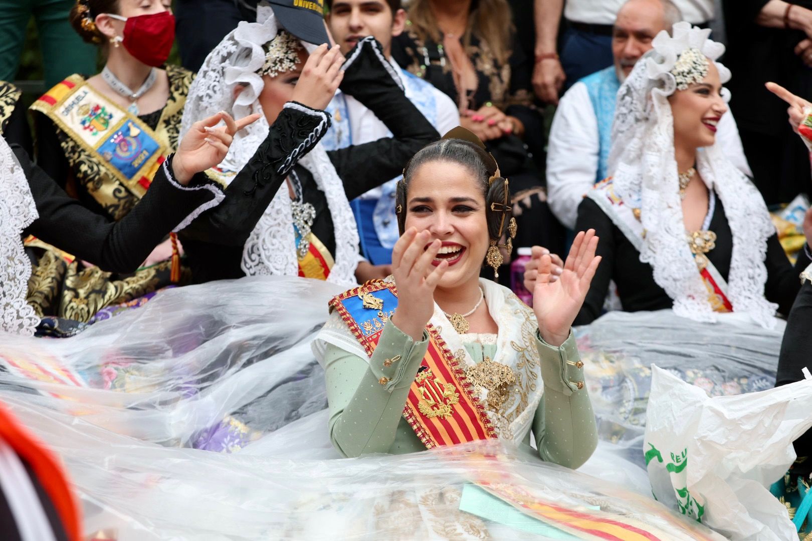 Carmen y Nerea descubren la "tronaera" y el Bando más divertido en Murcia