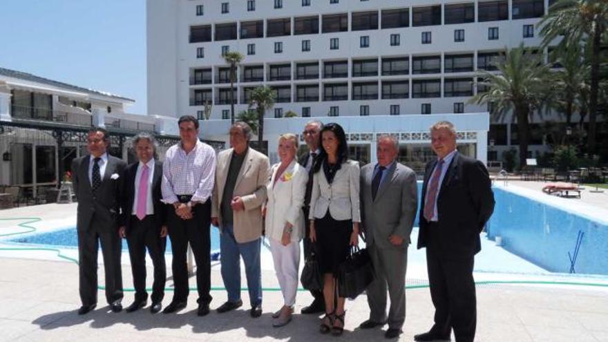 En el centro, Judas Azuelos, junto a su equipo directivo y representantes municipales.