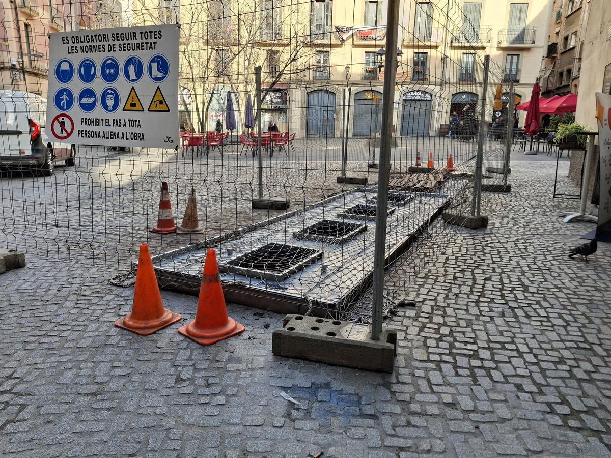 Contenidors soterrats de la plaça Gispert on es fan treballs de millora