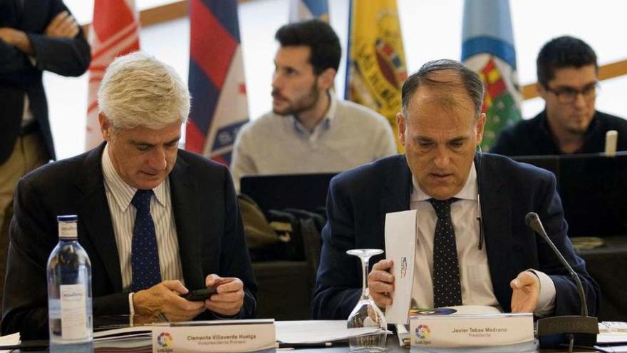 El vicepresidente primero de la LFP, Clemente Villaverde, y Javier Tebas (d), ayer. // Javier Cebollada