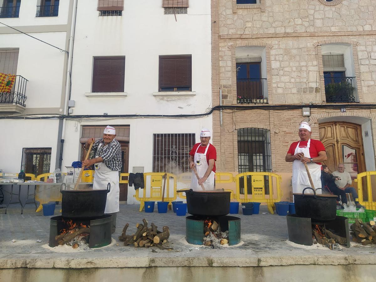 Tres de los festeros veteranos cociendo las calderas