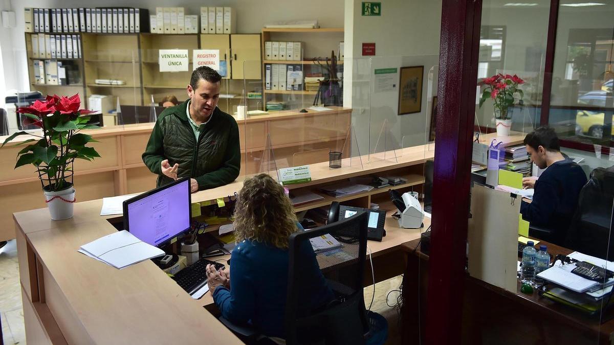 El alcalde de Malpartida de Plasencia, en el ayuntamiento.