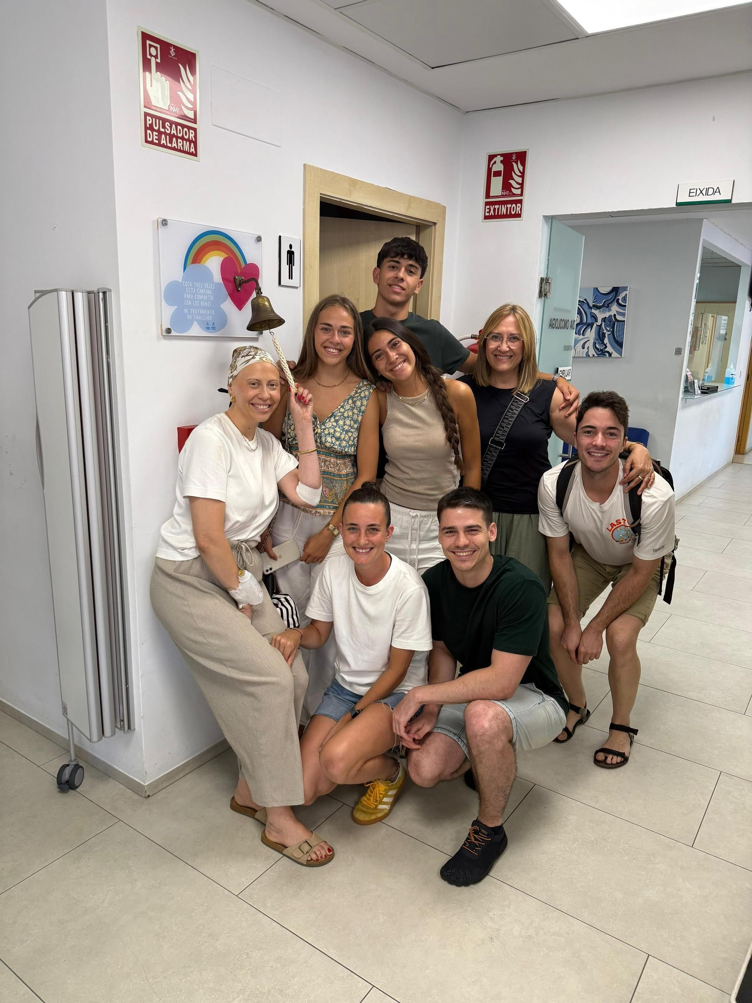 Imágenes de María junto a familiares, amigos y sanitarios en el proceso de recuperación
