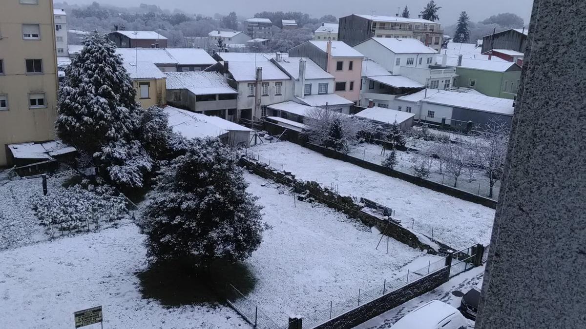 Prados y tejados blancos por la nevada en las últimas horas en Teixeiro.