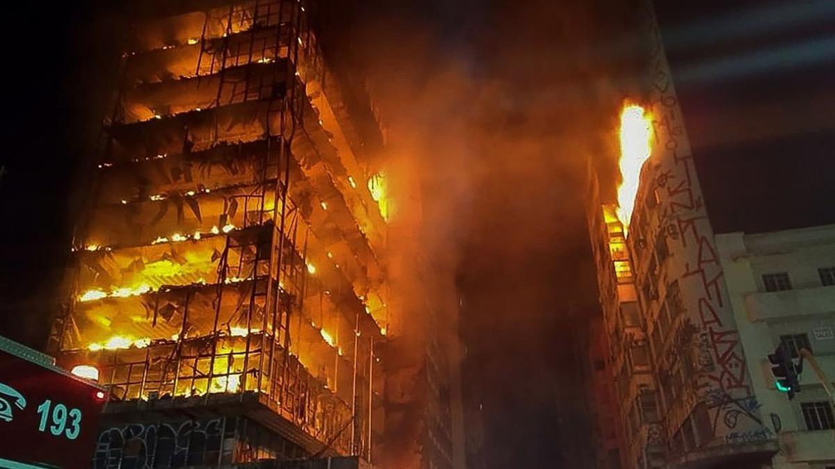 Las llamas devoran un edificio de 24 plantas en el centro de Sao Paulo