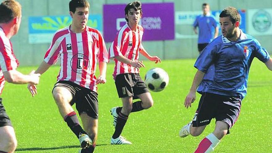 Una jugada del partido entre el Siero y La Caridad.