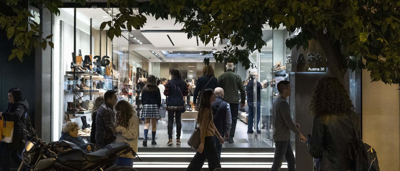 Gente de compras por el centro de Valencia la semana pasada