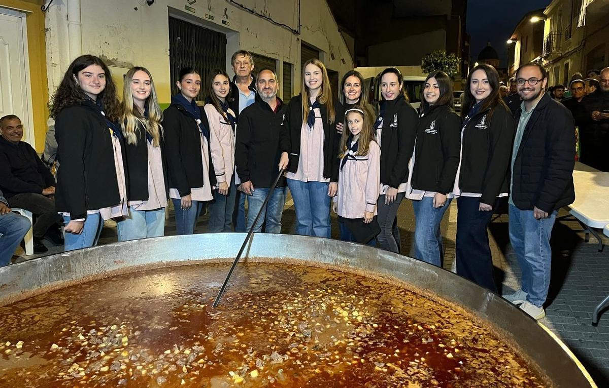 Los representantes de las fiestas, la reina, Anna Clavell, y la alcaldesa, Tania Baños, duranta la celebración del evento gastronómico.
