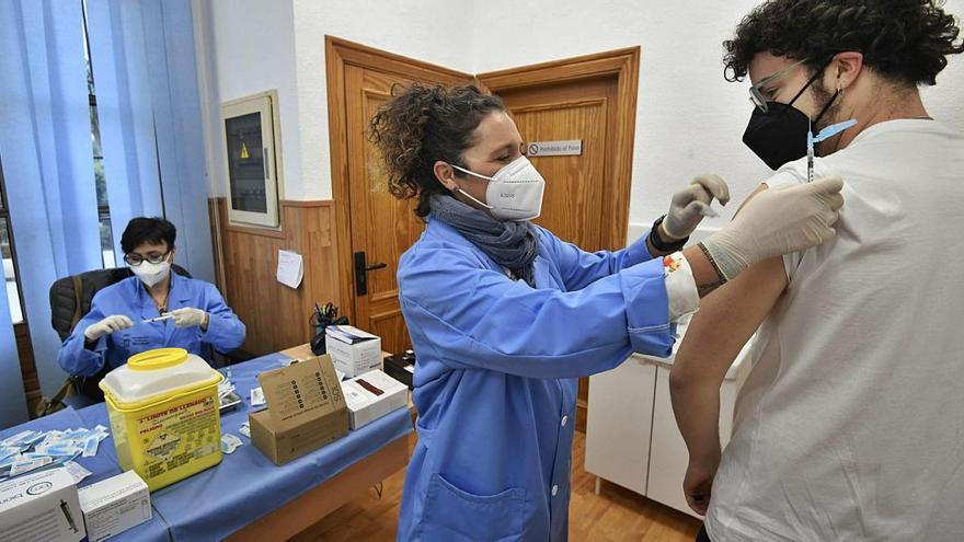 Centros de día, trabajadores sociales o estudiantes, a la espera de la primera dosis