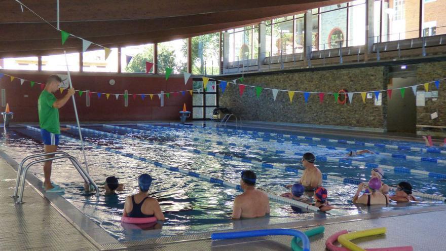 Un curso de natación en la piscina canguesa. | Demelsa Álvarez