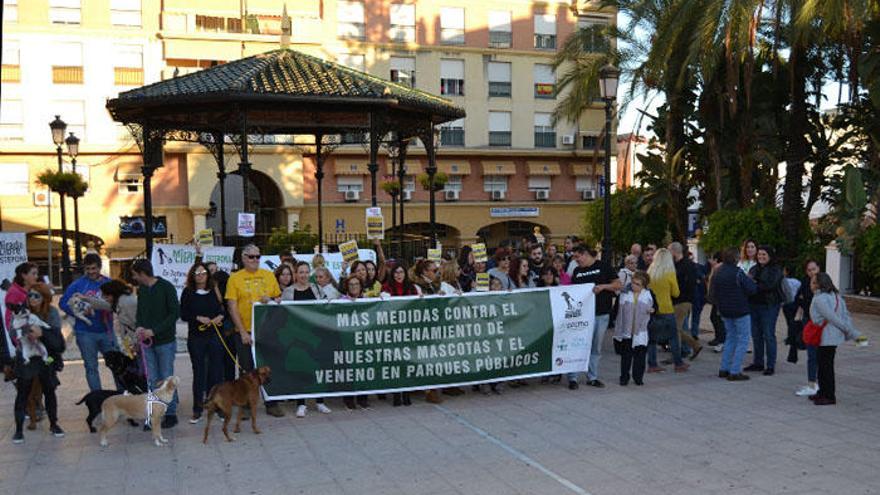 Vecinos durante la manifestación ayer en la Plaza de la Iglesia de San Pedro.