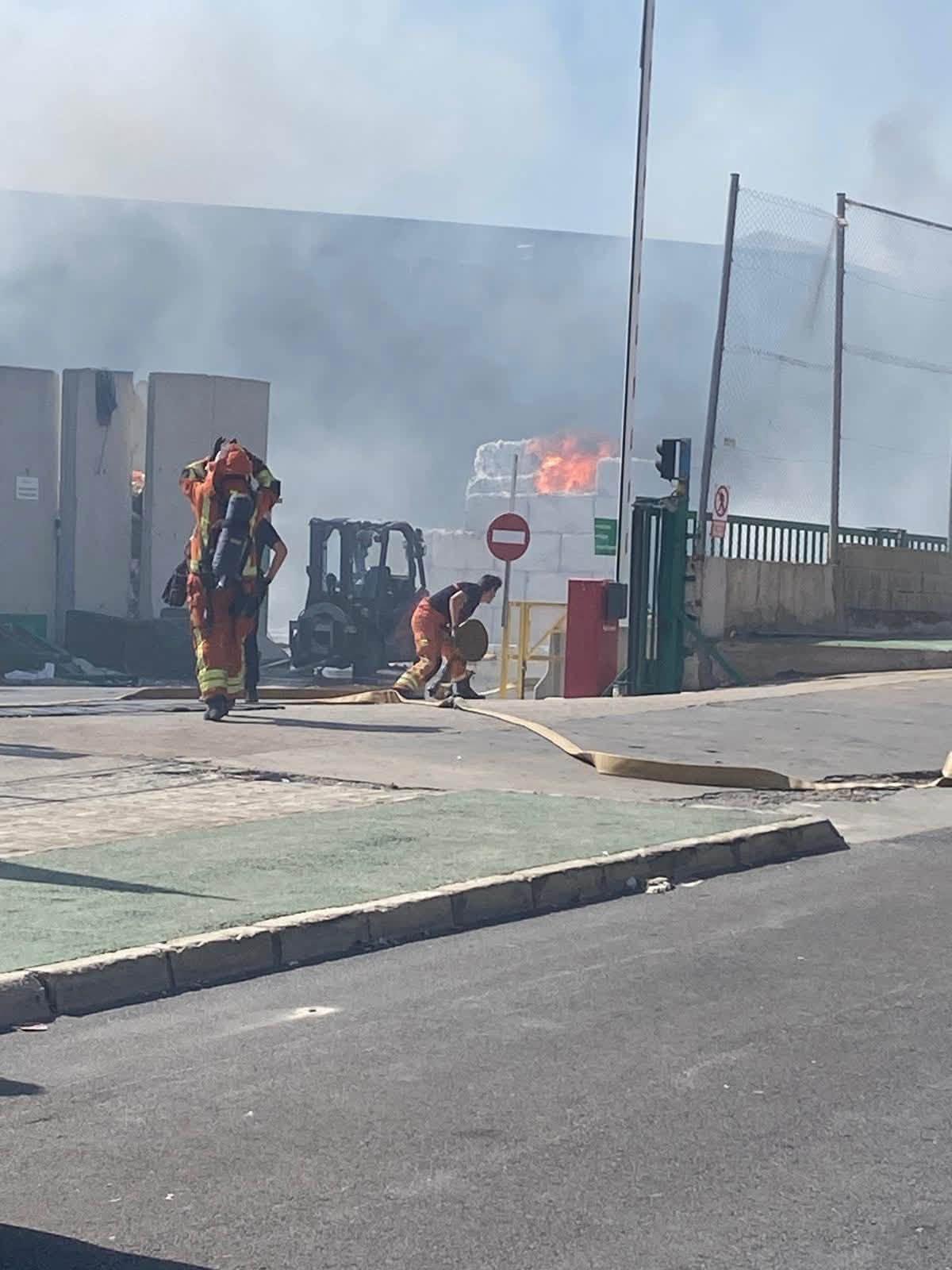 Los bomberos trabajan en la zona del incendio.