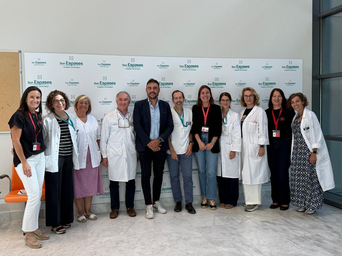 Responsables de Mamás en Acción con representantes de la conselleria de Salud y Son Espases el día de la firma del convenio.