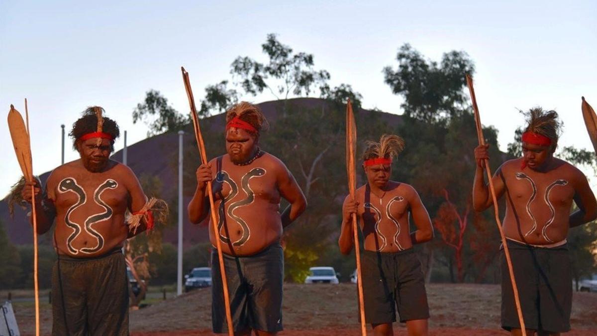 Convención aborigen en el monte Uluru, en Australia.