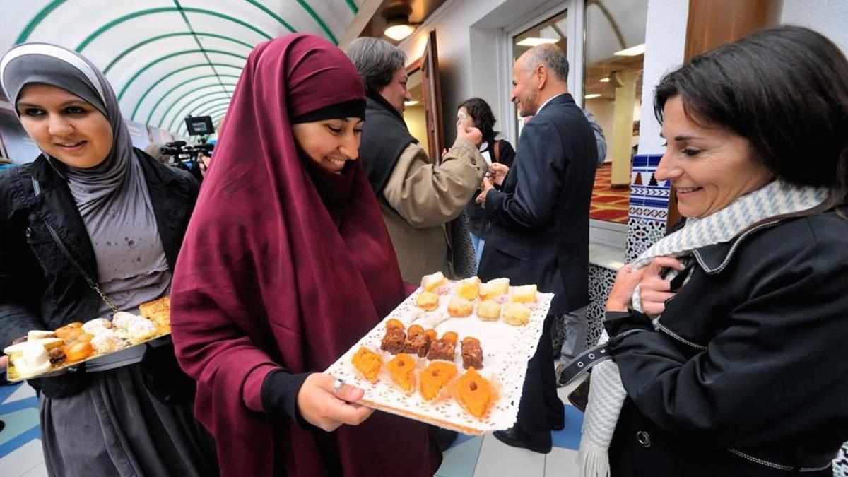 Mujeres musulmanas ofrecen pastelitos en un mezquita de Lille (norte de Francia), en una jornada de puertas abiertas, en el 2012.