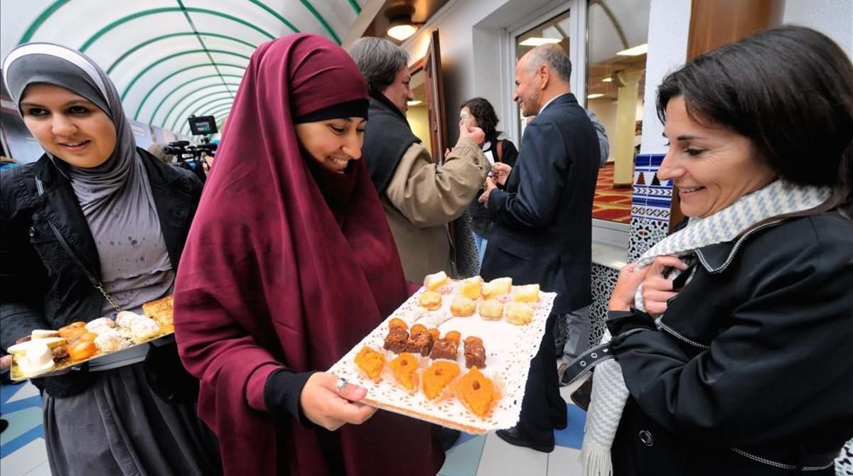 mbenach20555191 muslim women offer pastries to visitors in a mosque  on octo170501231455