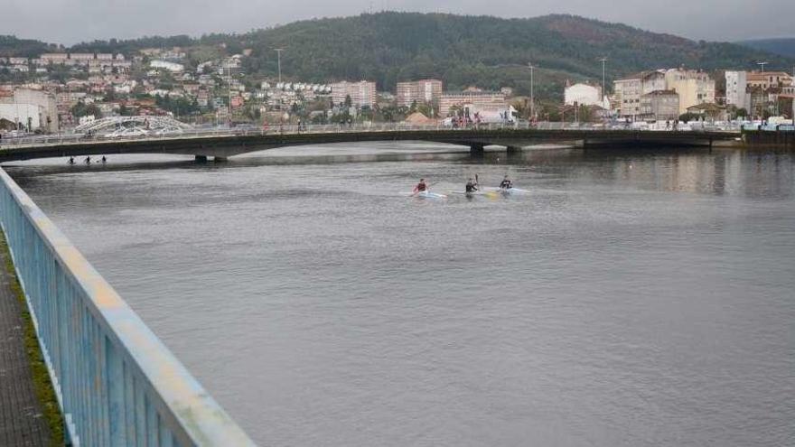 Río Lérez entre el puente de Santiago y el de Os Tirantes, en donde se produjo el siniestro . // R.V.