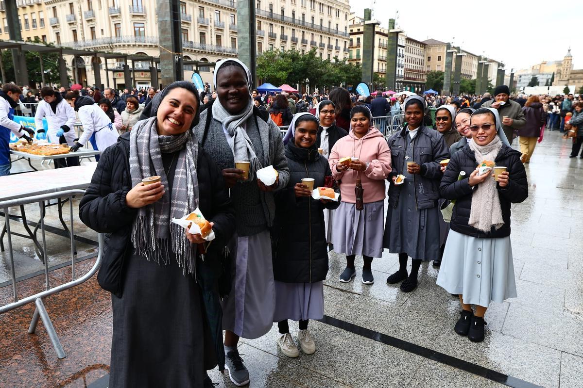 En imágenes | El Periódico de Aragón reparte roscón por San Valero en la plaza del Pilar de Zaragoza