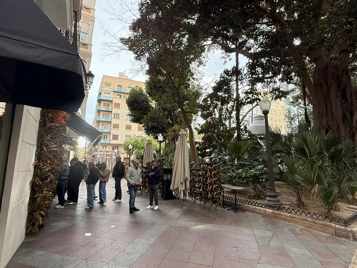 Colas en un establecimiento hostelero de Alicante, con la terraza recogida por la alerta amarilla.