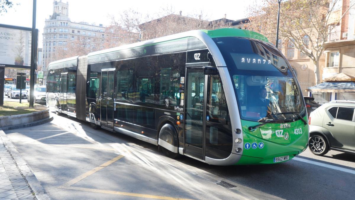 Un autobús circulando por las calles de Zaragoza en una imagen de archivo.