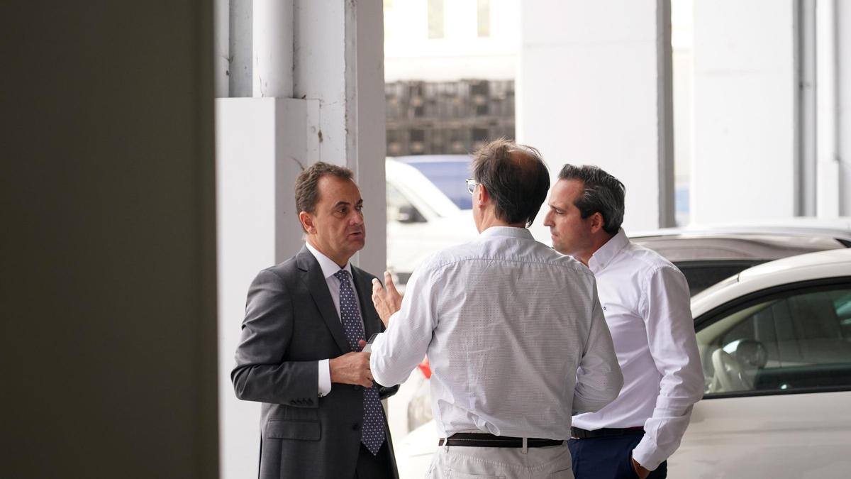 Loren Juarros, director deportivo del Málaga CF, junto al administrador judicial José María Muñoz y el director general Kike Pérez.
