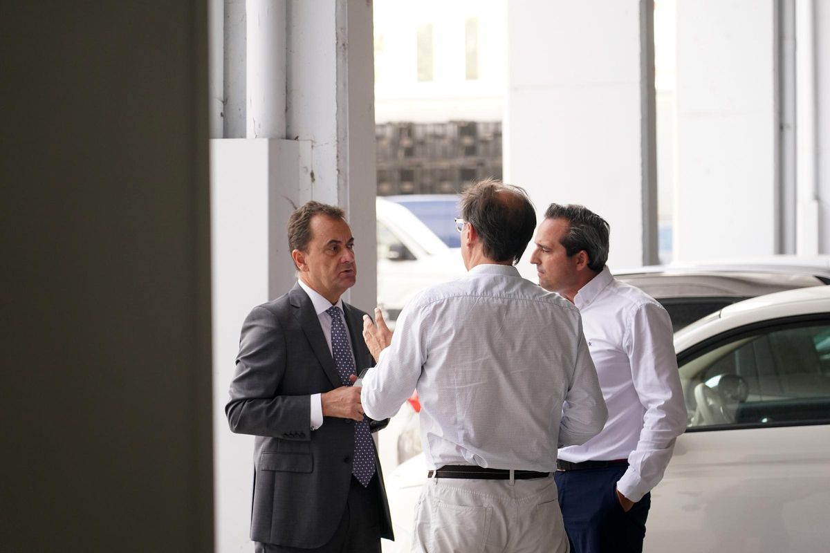 Loren Juarros, director deportivo del Málaga CF, junto al administrador judicial José María Muñoz y el director general Kike Pérez.