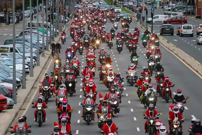 Una 'Papanoelada' motera recorre las calles de València