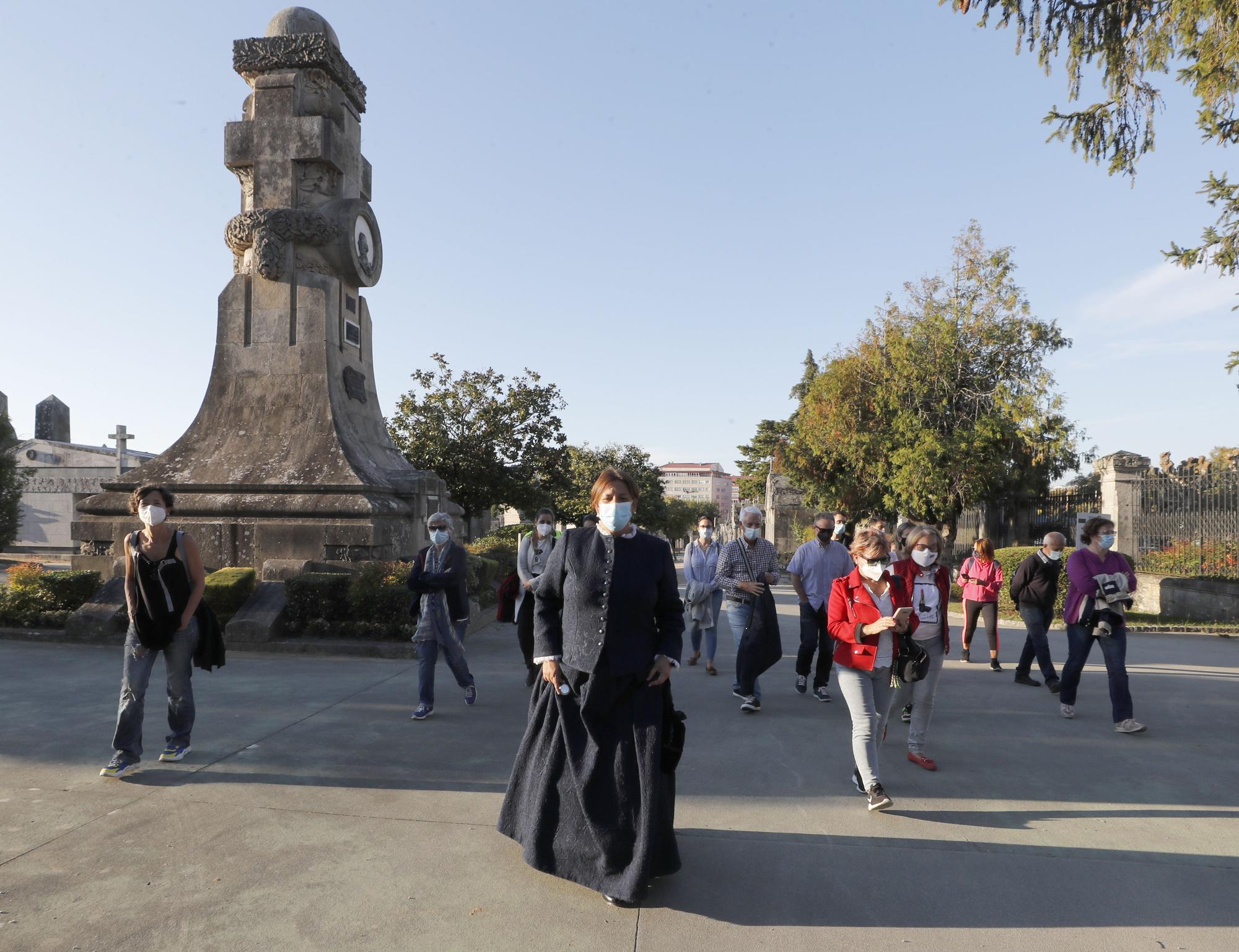 Los habitantes más ilustres del cementerio de Pereiró muestran sus 'aposentos'