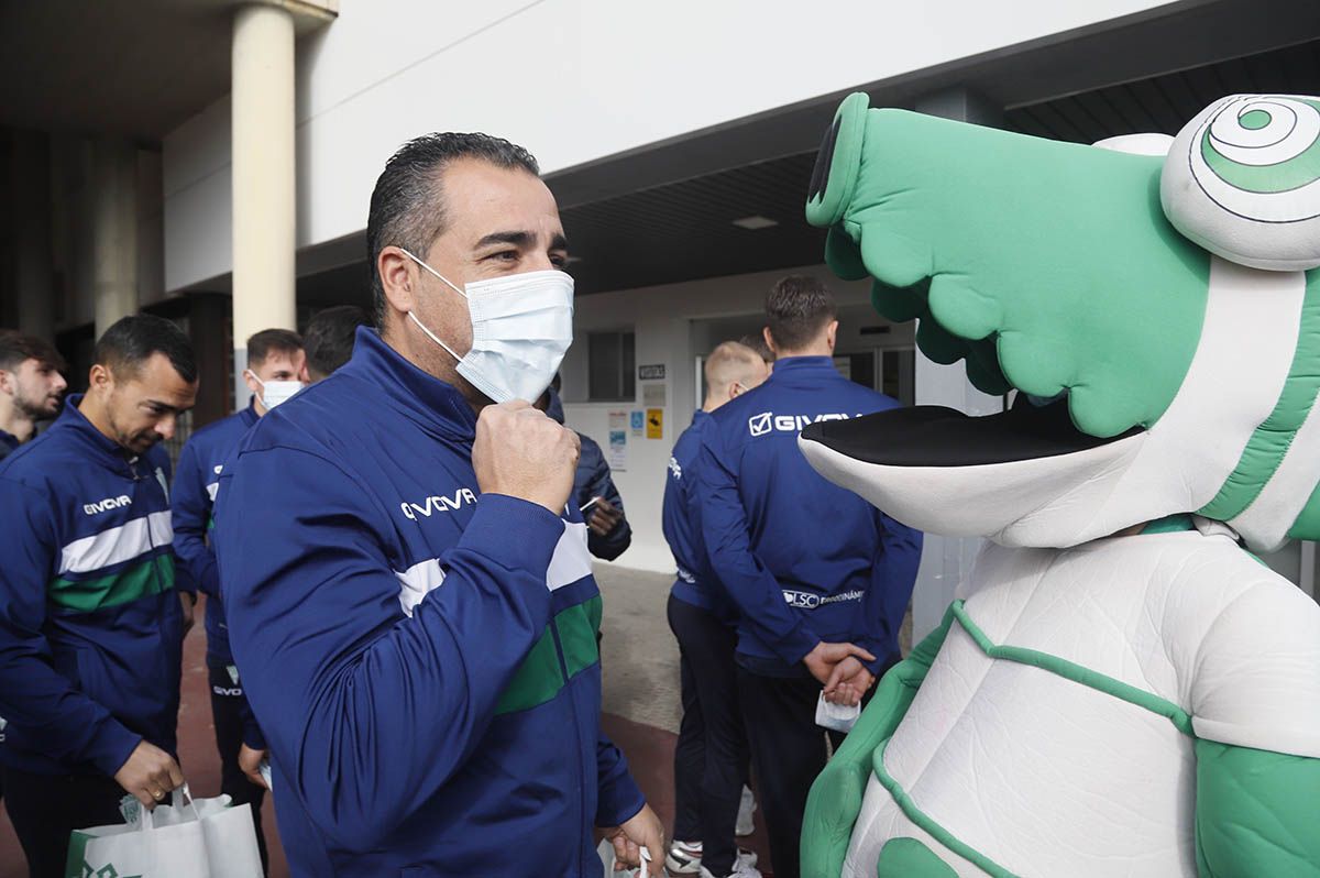 La visita del Córdoba CF al Hospital Reina Sofía en imágenes