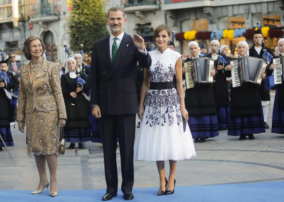 Desfile de los Reyes, personalidades y premiados en la alfombra azul