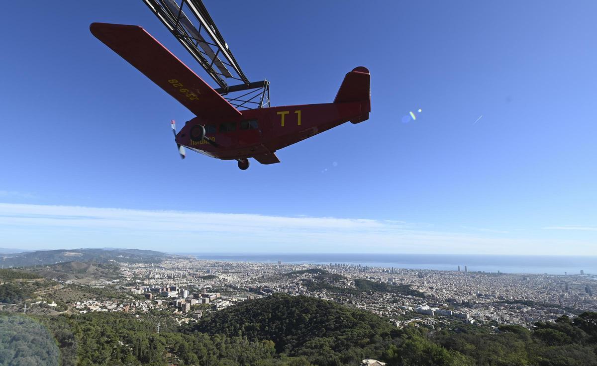 El avión del parque de atracciones del Tibidabo sobrevolando Barcelona.