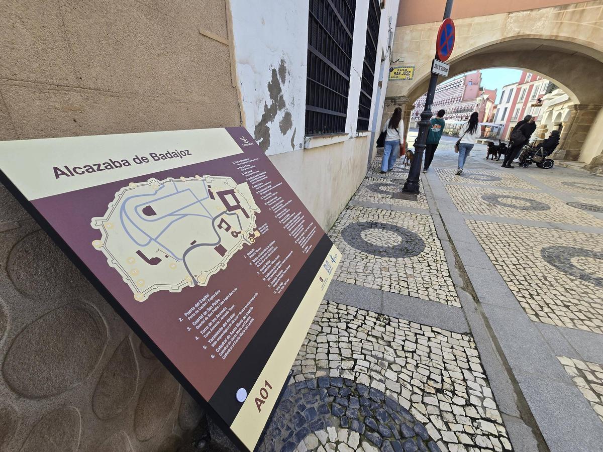 Panel informativo a las puertas de la Alcazaba de Badajoz.