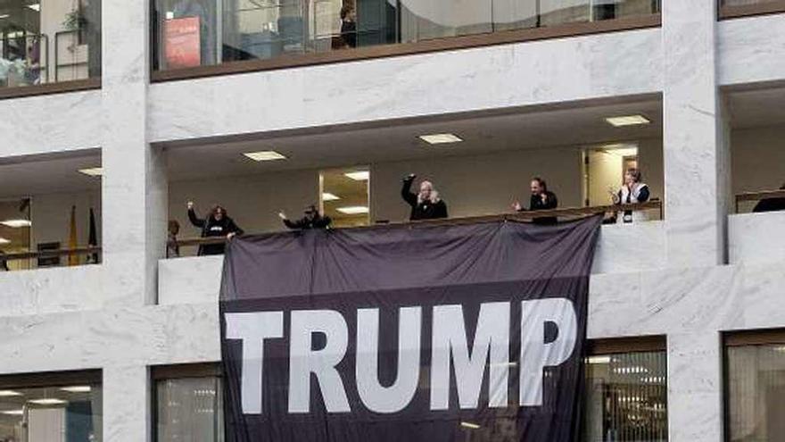 Pancarta con el lema &quot;Trump es culpable&quot; colgada en un edificio de oficinas del Senado de los Estados Unidos. // Reuters
