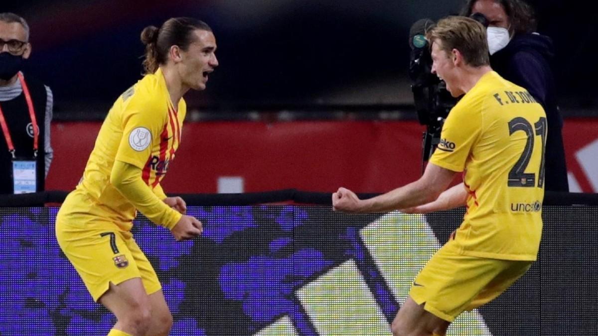 Griezmann y De Jong celebran uno de los goles del Barça contra el Athletic