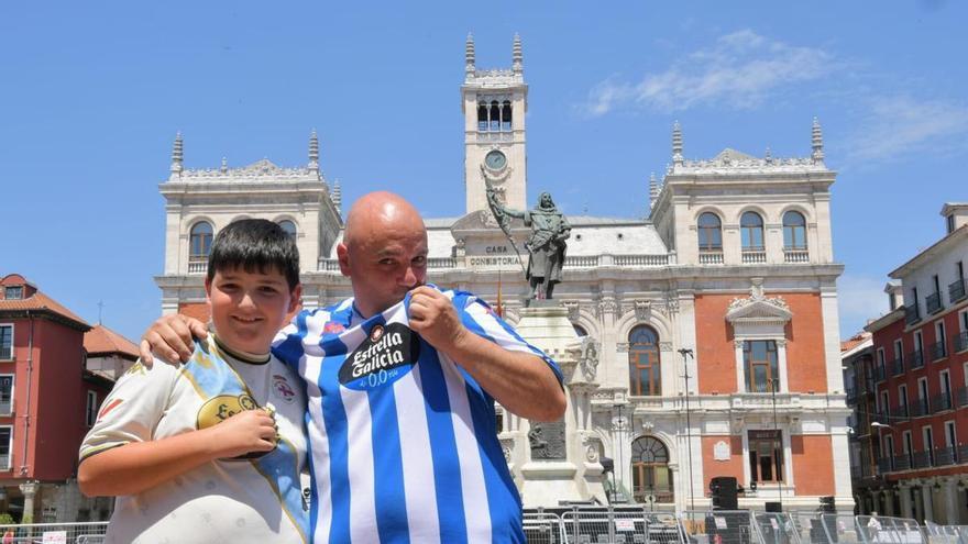 Juan Carlos Méxigos y su hijo Iker, en la plaza Mayor de Valladolid