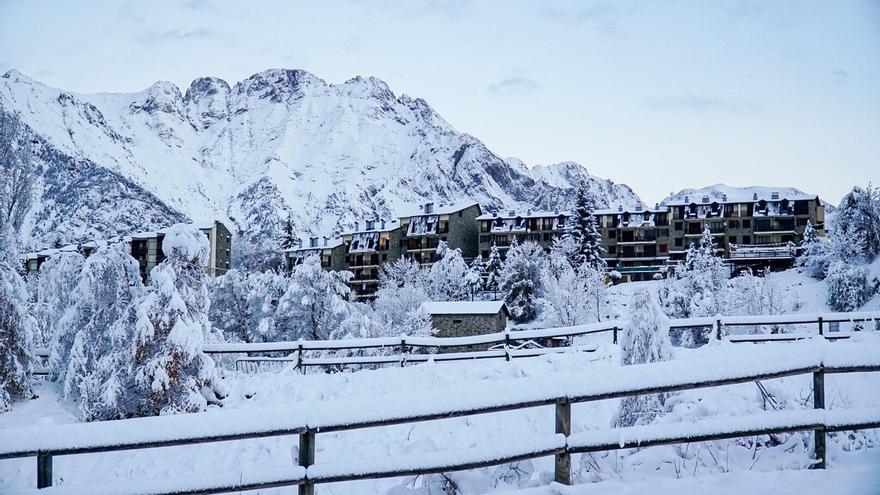 Las estaciones de esquí del Pirineo oscense no adelantan su apertura a pesar de las nevadas