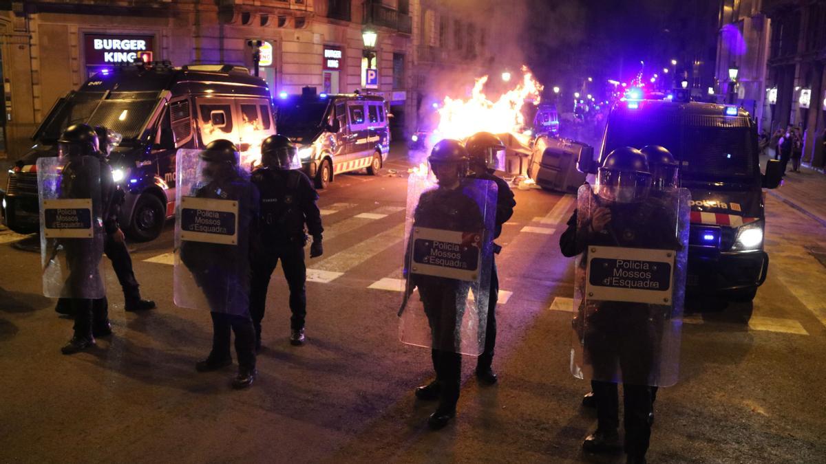 Agentes de los Mossos a la altura de Via Laietana.