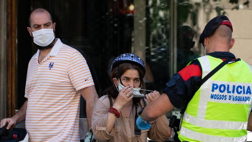 Una patrulla de Mossos d&#039;Esquadra controla el uso obligatorio de mascarillas en Barcelona.