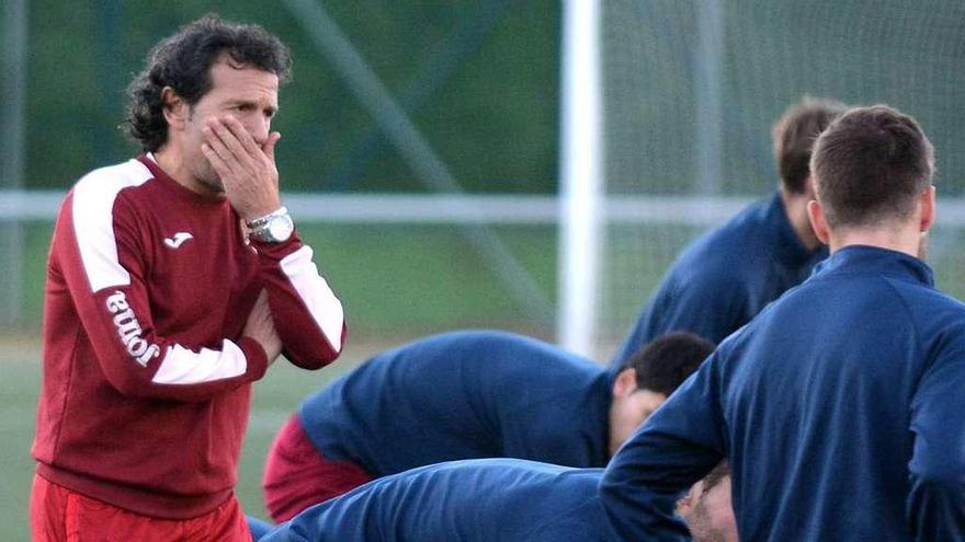 Luisito dirigiendo la ronda de estiramientos previa a un entrenamiento. // Rafa Vázquez