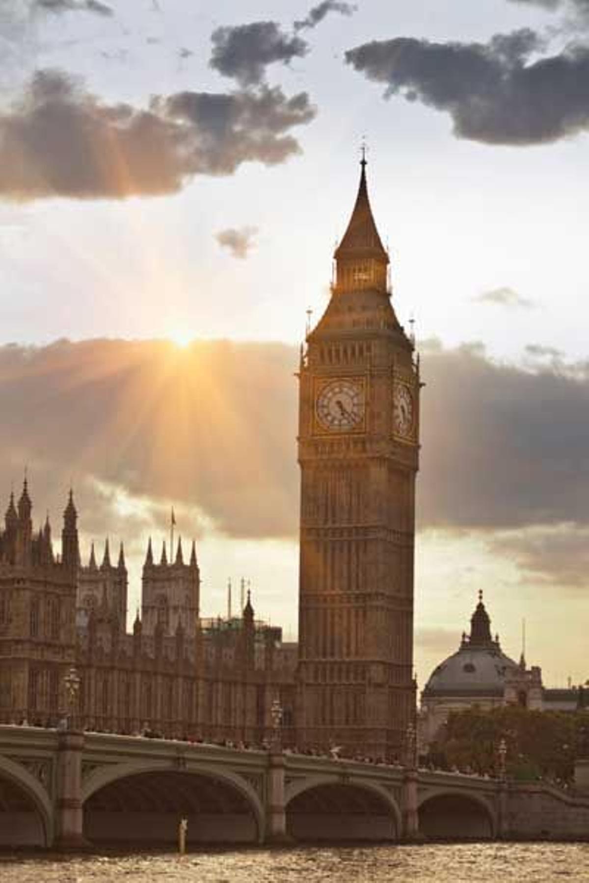 El londinense Big Ben iluminado por un sol naciente.