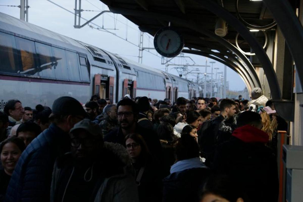 La andana de la estación de Cunit, justo después de la llegada de uno de los trenes previstos este sábado.