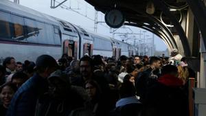 La andana de la estación de Cunit, justo después de la llegada de uno de los trenes previstos este sábado.
