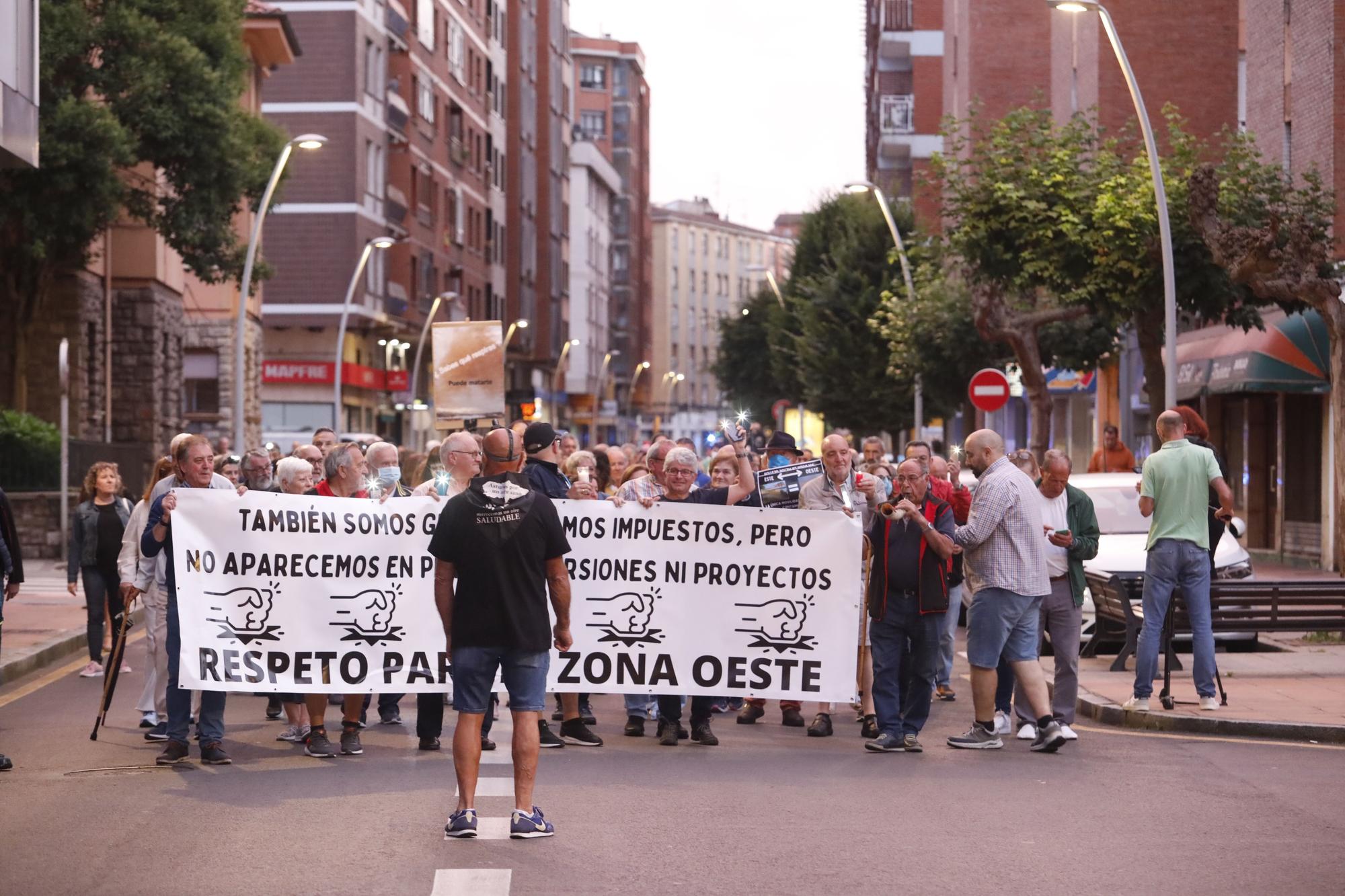 Manifestación de los vecinos de la zona oeste de Gijón