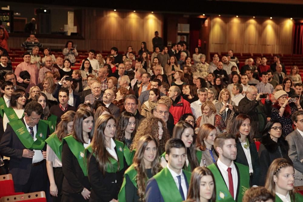 Entrega de diplomas a los graduados de la Facultad