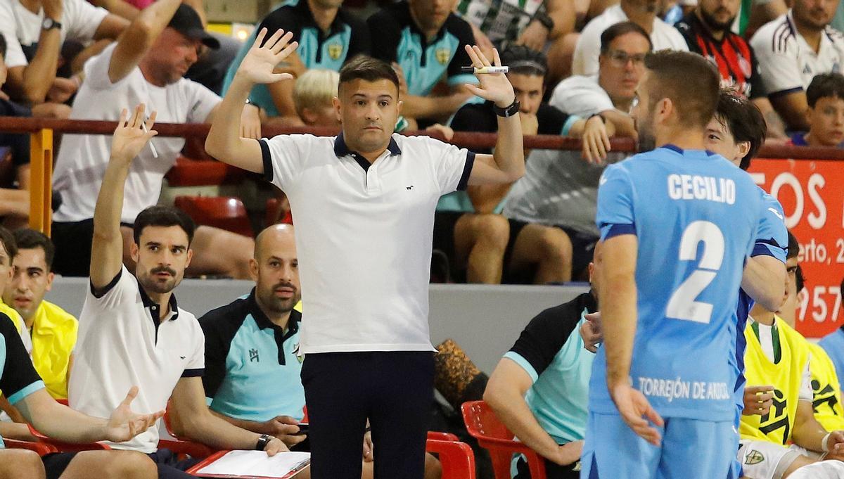 El técnico del Córdoba Futsal, Emanuel Santoro, y el ala montoreño Cecilio, en el duelo ante el Inter de la primera vuelta.
