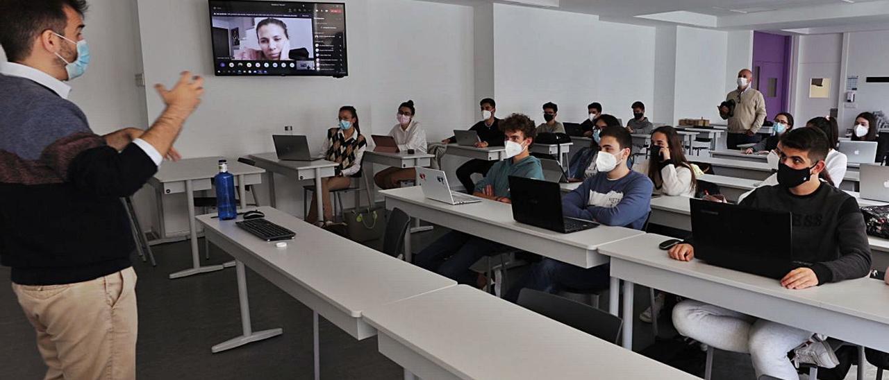 Dos imágenes de la visita de ayer del equipo de gobierno a la sede de Carmelitas del CEU. | ANTONIO AMORÓS