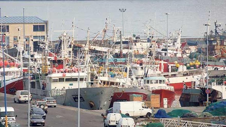 Flota pesquera amarrada en el puerto coruñés de Oza.  // Carlos Pardellas