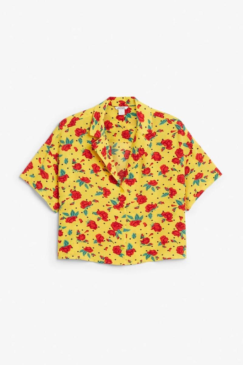 Camisa corta de flores de Monki. (Precio: 20 euros)