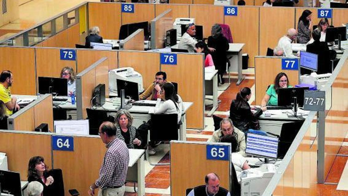 El trajín en unas instalaciones de la Agencia Tributaria durante la campaña de la renta.